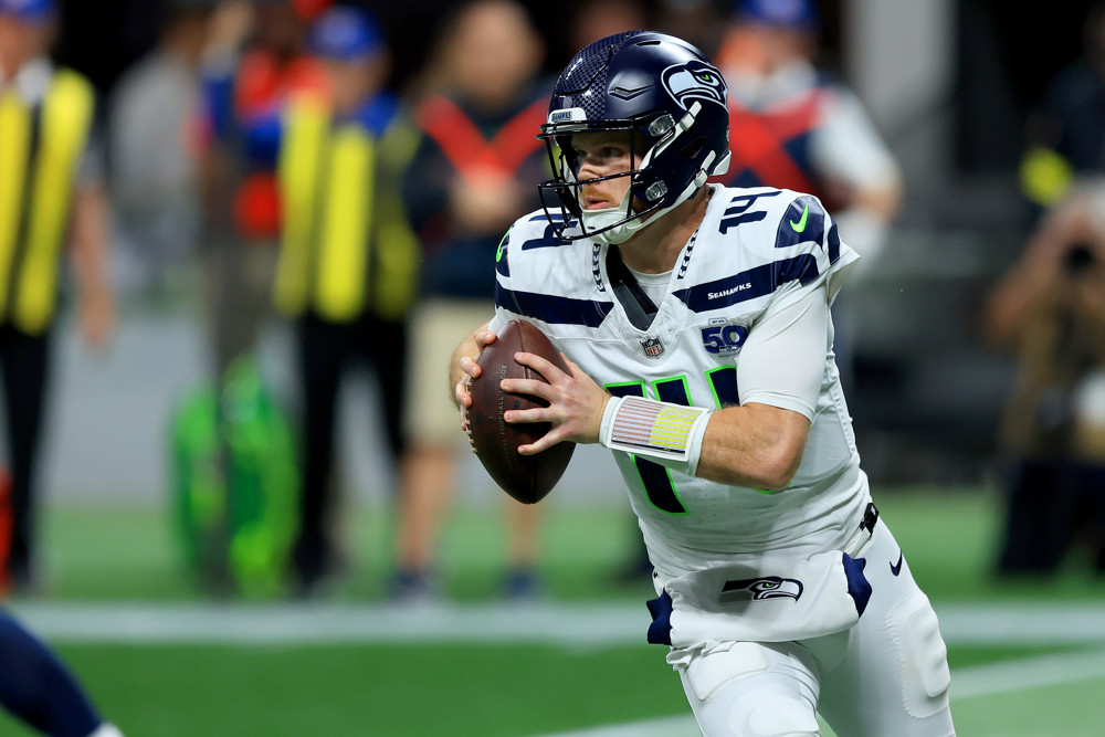Sam Darnold Suffers Hip Injury, Leaves Game Early