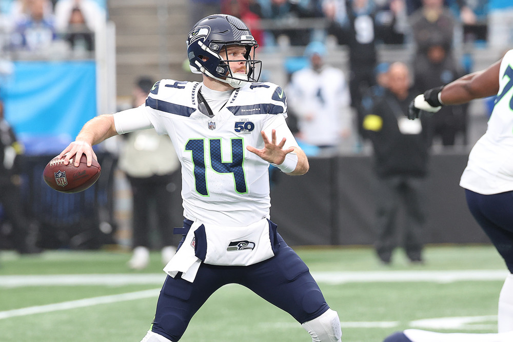 Sam Darnold Questionable for Divisional Game with Oblique Injury