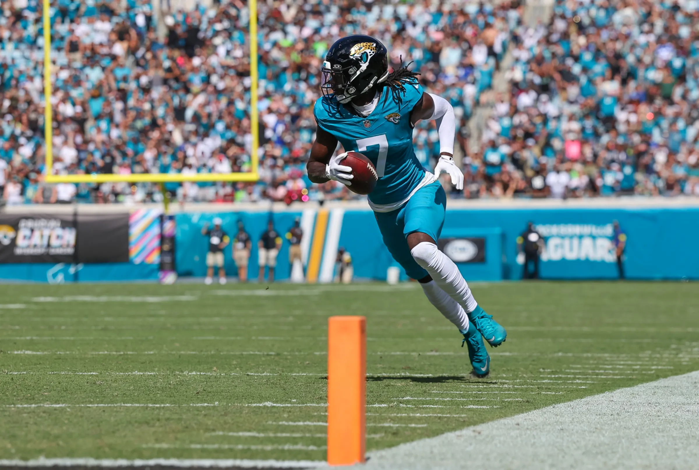 Brian Thomas Jr. Exits Season Opener With Shoulder Injury