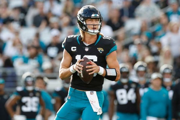 Trevor Lawrence Injury: Jaguars QB Hurts Left Knee Against Lions, Returns