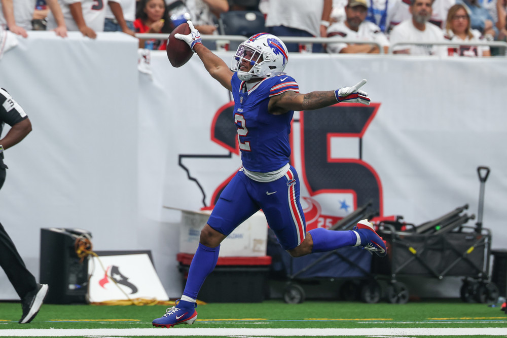 DJ Moore Leaves Game With Left Shoulder Injury